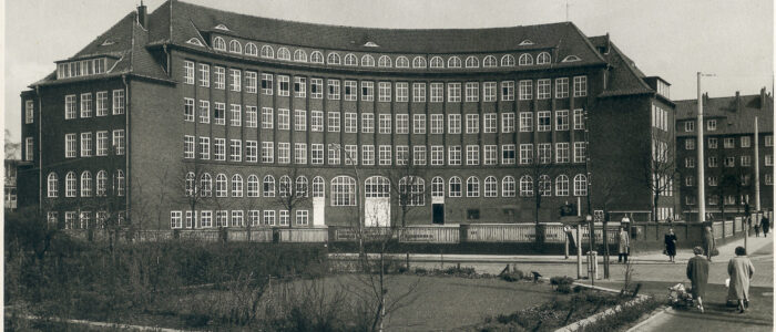 Schule Ahrensburgerstraße (Vorderansicht am Schulhof). Baujahr: 1919-1920. Foto: um 1960