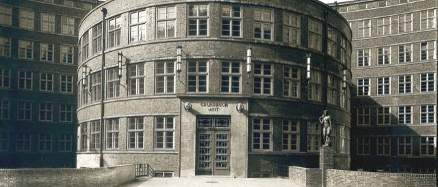 Eingang Grundbuchhalle (1927-1930) in Hamburg. Foto: Gebrüder Dransfeld, 1930